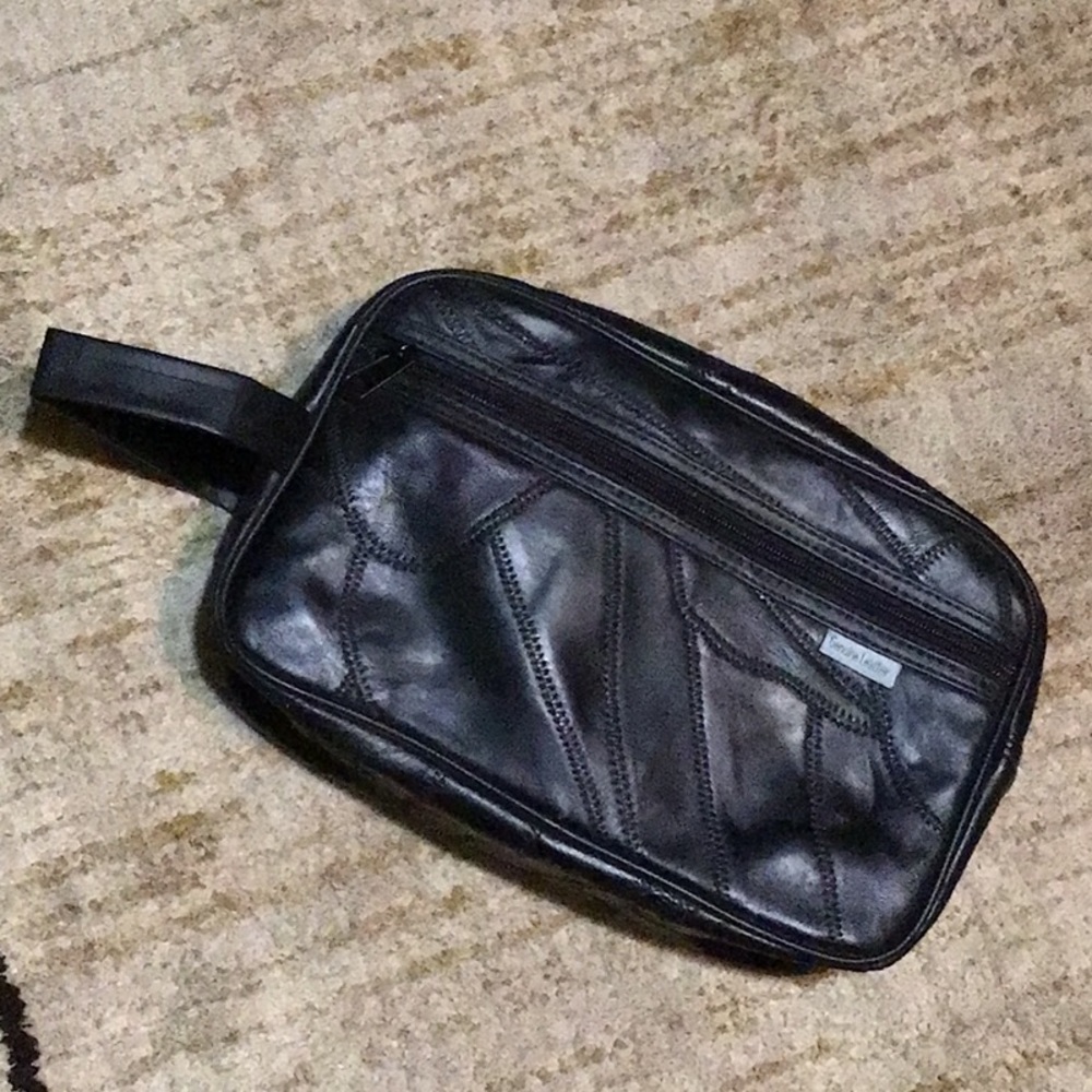NEW, MENS GENUINE LEATHER TRAVEL TOILETRY BAG.